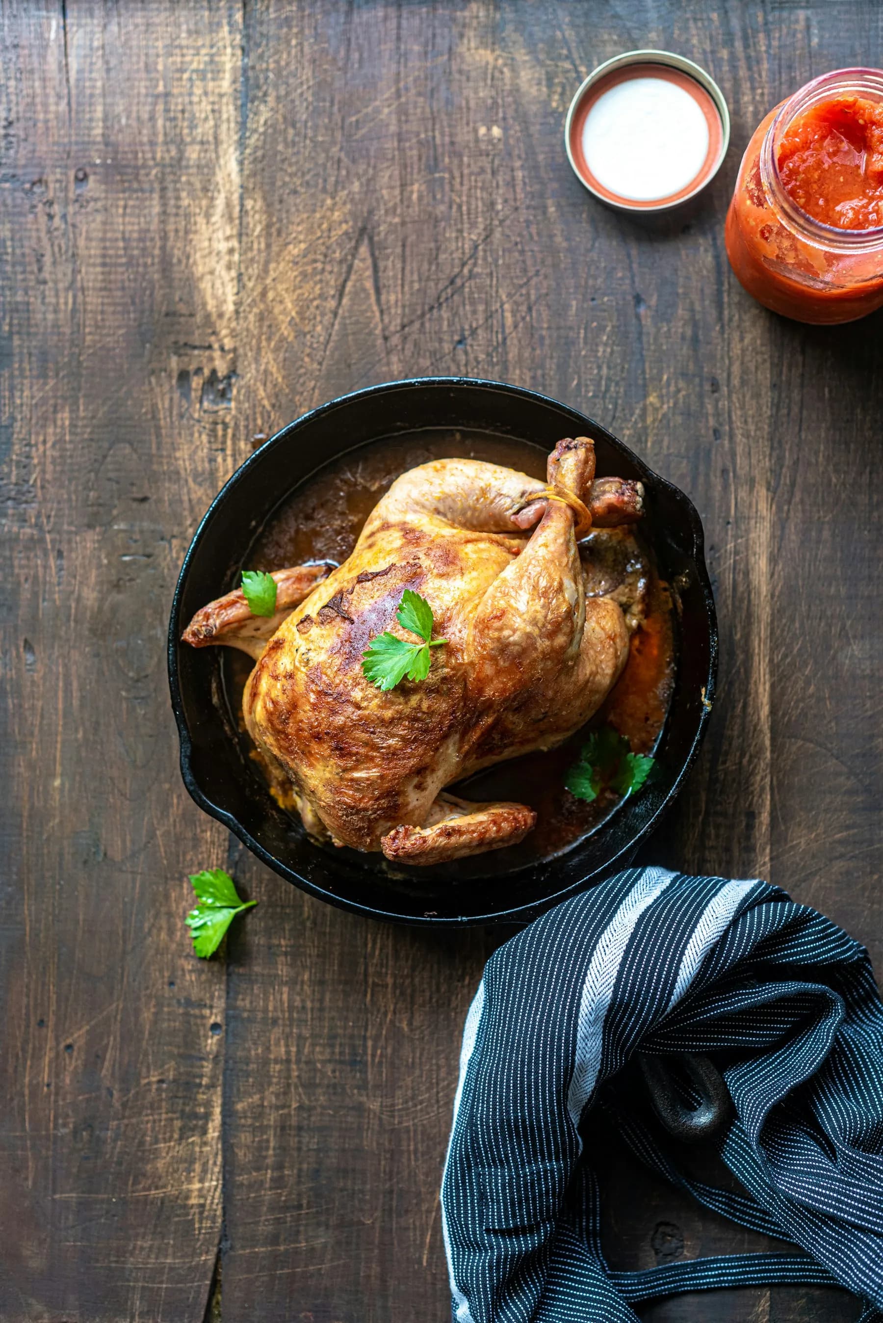 Poulets fermiers rôtis lentement à la broche